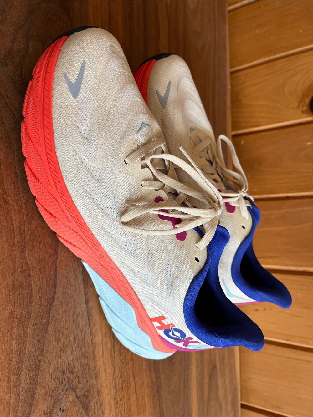 Hoka Men’s Arahi 6 Running Shoes in Beige with Coral & Blue Accents men’s 9.5